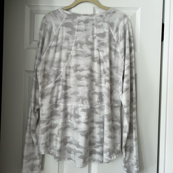 Two Tek Gear Long Sleeve Workout Tops - Picture 2 of 6